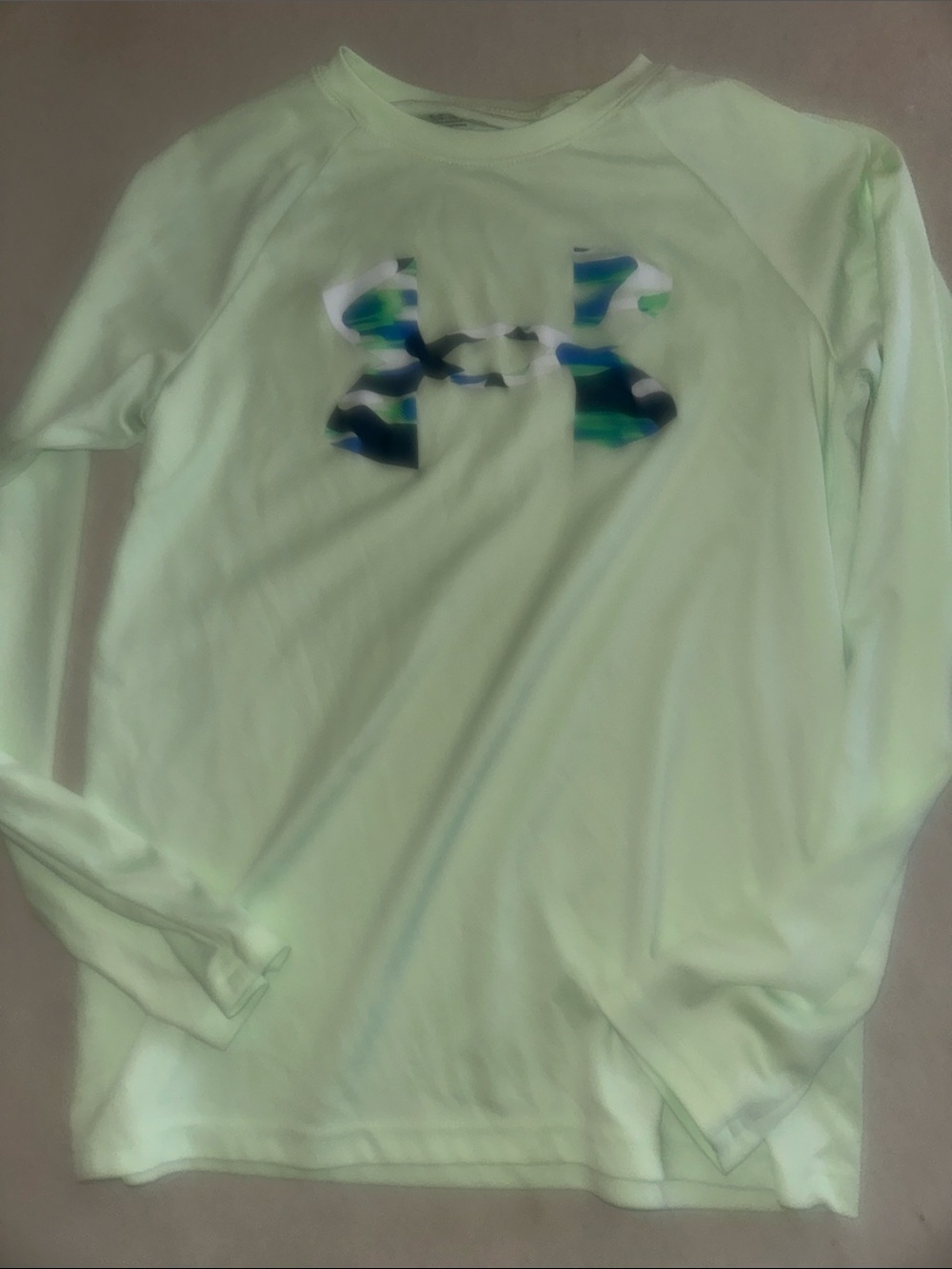 Kids Size M Under Armour Long Sleeve Logo Shirt - Pale Green with Blue/Green